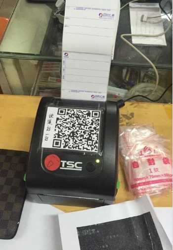 流水線上配條碼打印機(jī)提升工作效率。
